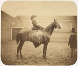 Alexine Tinne te paard in Haagse Manege, fotograaf Maurits Verveer (collectie RKD)
